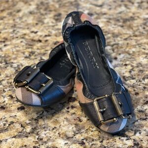 💯 authentic double Burberry flats size 38